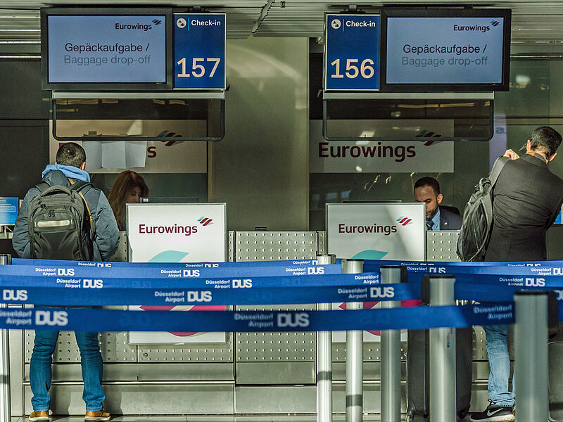 Check-in-Schalter von Eurowings in Düsseldorf: Die Lufthansa-Tochter hat die Preise für Übergepäck geändert. Foto: rie