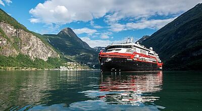 Das Hybrid-Expeditionsschiff Fridtjof Nansen unterwegs im Geiranger Fjord