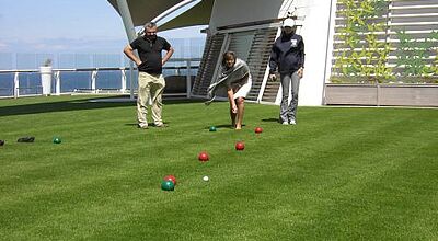 Ein Naturrasen an Deck ist eines der Highlights der Equinox.