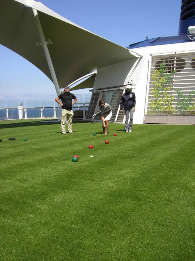 Ein Naturrasen an Deck ist eines der Highlights der Equinox.