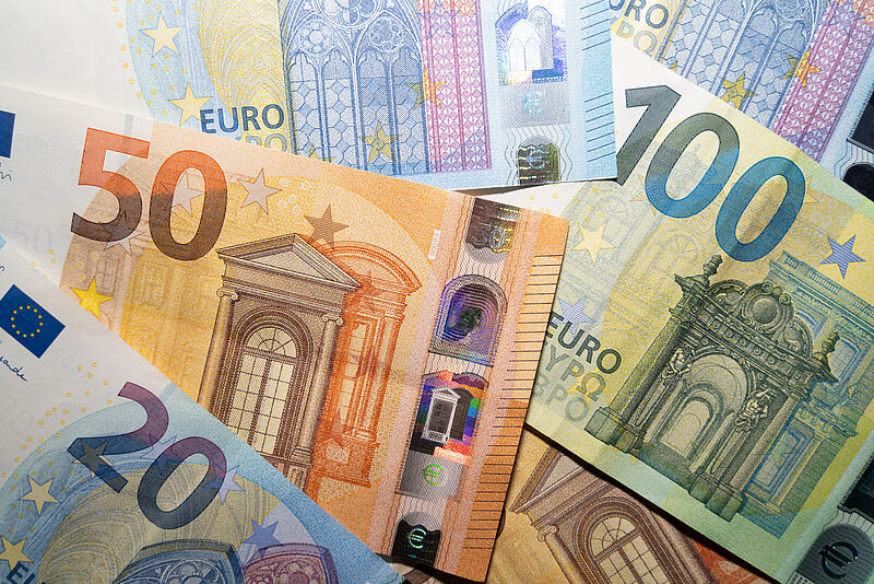 Mehrere Euro-Geldscheine liegen nebeneinander