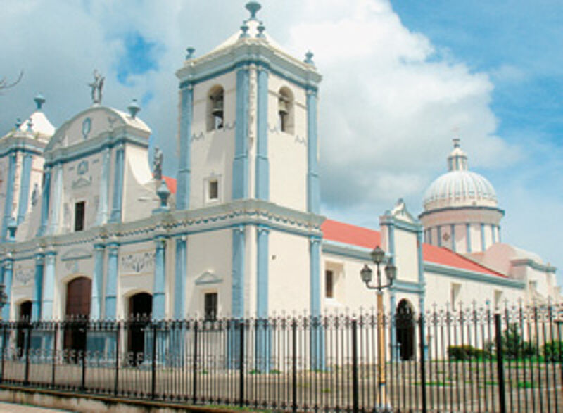Kitschbau in Blau-Weiß: die Kathedrale San Pedro in Rivas.