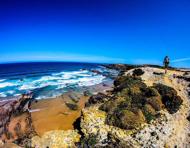 Beim Genusswandern an der Algarve laufen die Urlauber auch entlang der Küste