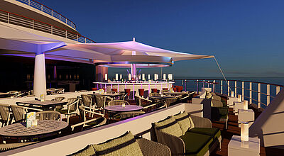 Die neue Lanai-Bar wird Teil des ebenfalls neuen Yachtclub-Restaurants sein Außendeck Kreuzfahrtschiff mit Bar und Lounge-Möbeln