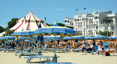 Typisch italienisch: der Strandabschnitt vor dem Grand Hotel