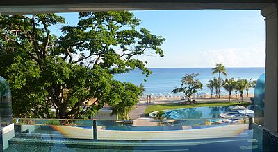 Die Tufa Skypool Butler Suite hat eine Terrasse, über die sich in der gesamten Länge ein Infinitypool mit Glaswand zieht. Foto: ras
