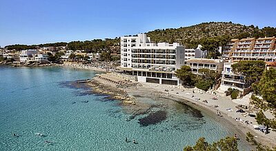 Das Universal Hotel Aquamarin in Sant Elm erhält direkt am Hotel einen Beachclub mit Daybeds, Komfortliegen und Sonnenschirme