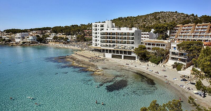 Das Universal Hotel Aquamarin in Sant Elm erhält direkt am Hotel einen Beachclub mit Daybeds, Komfortliegen und Sonnenschirme