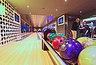 Unter Deck stehen eine Sporthalle, Bowlingbahnen oder auch ein Virtual-Reality-Labyrinth zur Verfügung.