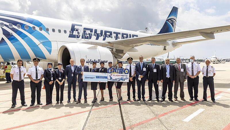 Crew und Management von Egypt Air freuen sich über die Streckenwiederaufnahme in Düsseldorf