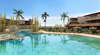 Hinter einem Pool stehen drei Palmen, rechts und links sind Gebäude