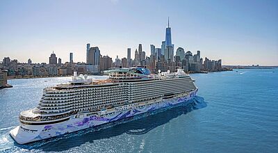 Modellbild eines noch im Bau befindlichen Kreuzfahrtschiffes vor der Kulisse von New York. 