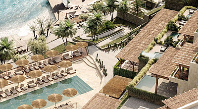 Luftaufnahme eines luxuriösen Strandresorts mit Infinity-Pool, Palmen, Sonnenterrassen und Strandzugang zum türkisblauen Meer