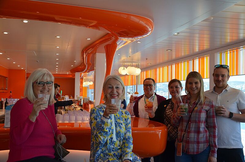 Starke deutsche Costa-Verkäufer in der neuen Aperol-Bar