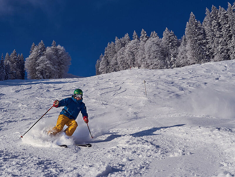 Mal schnell rüber zum Skifahren? Ohne Test ist das nur für Personen mit einer Auffrischimpfung möglich. Foto: felix_w/pixabay