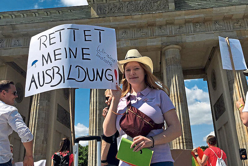 Auch Azubis demonstrierten vor dem Brandenburger Tor