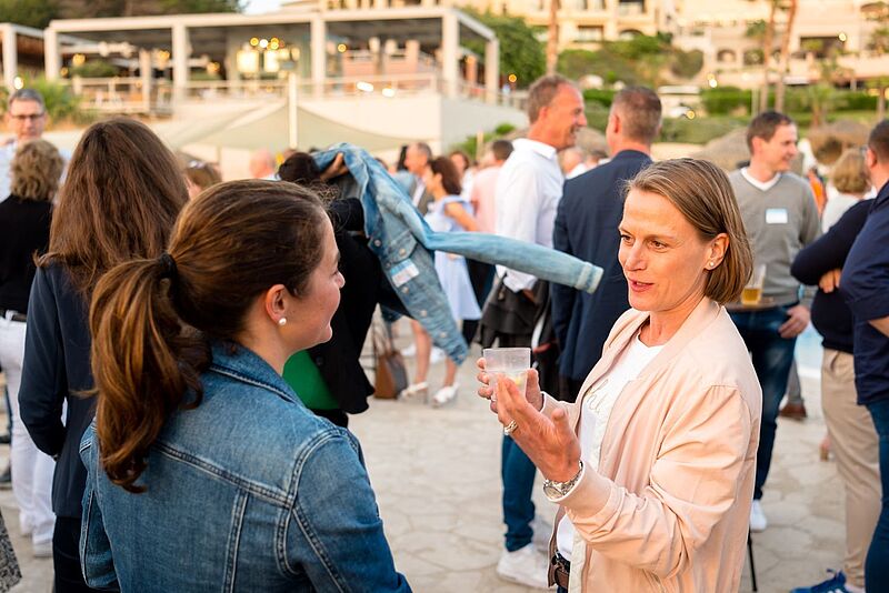 Nadine Merzdorf (rechts) im Gespräch mit Elsa As von TUI Reisecenter Esslingen, Schlienz Tours