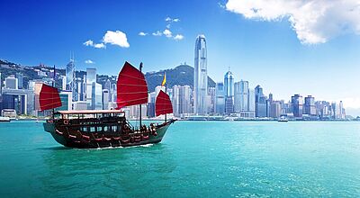 Klassisches Segelboot im Hafen von Hongkong