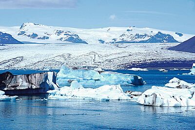 Schillert in unzähligen Blautönen: die Gletscherlagune Jökulsarlon Schillert in unzähligen Blautönen: die Gletscherlagune Jökulsarlon
