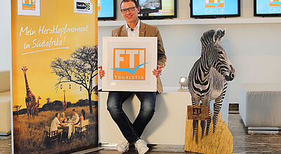 FTI-Vertriebsdirektor Richard Reindl mit den neuen Deko-Materialien