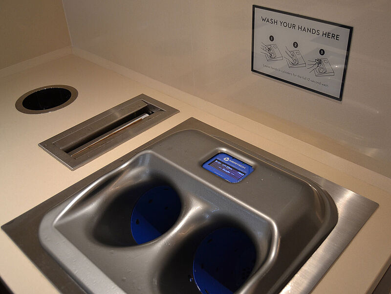 Eine der Handhygiene-Stationen an Bord der Koningsdam von Holland America Line. Foto: ck Vor dem Restaurantbereich eines Kreuzfahrtschiffs ist eine Waschbecken-ähnliche Handhygienestation eingerichtet, um Ausbrüchen von Noroviren vorzubeugen.