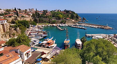 Panoramablick auf die Altstadt und den Hafen von Antalya an einem sonnigen Tag mit blauem Himmel