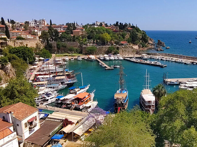 Panoramablick auf die Altstadt und den Hafen von Antalya an einem sonnigen Tag mit blauem Himmel