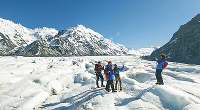 Unterwegs auf dem Gletscher sind die Teilnehmer des „Tasman Glacier Helihike“
