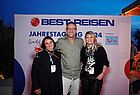 Best-Reisen-Moderator Jochen Köhler mit Diana Sachs (links) von TUI, die die Abschluss-Gala federführend organisiert hatte, und Heike Schiller, Vize-Aufsichtsratsvorsitzende von Best-Reisen
