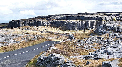 Mit dem Tourplaner können unter anderem Reisen auf dem Wild Atlantic Way in Irland – hier die Kalksteinküste des Burren – erstellt werden. Foto: ah