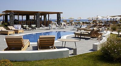 Das neue Sea Breeze Santorini Beach Resort auf Santorin ist Mitglied der Curio Collection by Hilton. Foto: Hilton Das neue Sea Breeze Santorini Beach Resort auf Santorin ist Mitglied der Curio Collection by Hilton. Foto: Hilton