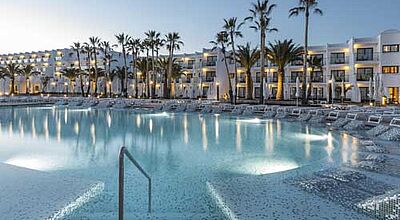 Das neue Grand Palladium White Island Resort & Spa bietet auch Pool-Liegen