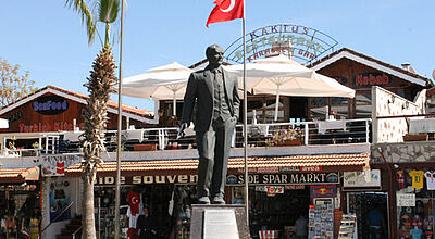 Noch hält sich der Touristen-Ansturm in Grenzen: die Altstadt von Side mit dem Atatürk-Denkmal
