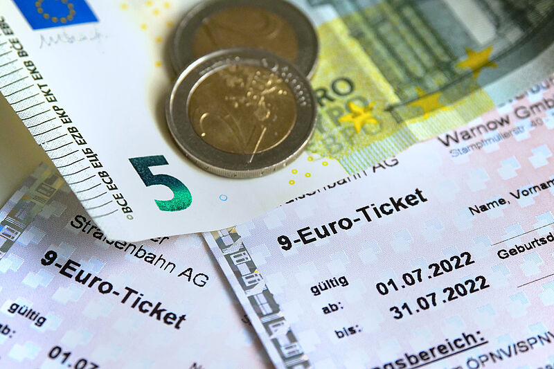 Die Bahn unterschlage Online-Buchern Preisvorteile durch das Neun-Euro-Ticket, kritisiert ein DB-Reisebüro