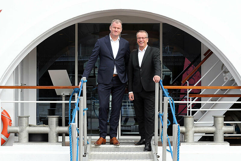 Werft-Chef Simon Provoost (links) und Arosa-Geschäftsführer Jörg Eichler haben den Vertrag für das erste E-Motion-Ship unterzeichnet
