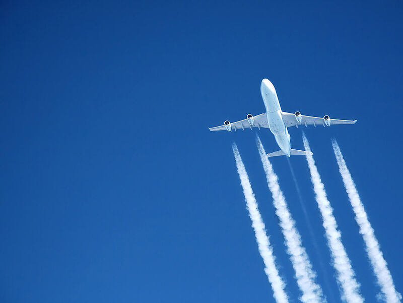 Die steigenden Energiekosten werden auch für höhere Flugpreise sorgen. Foto: lsannes/istockphoto