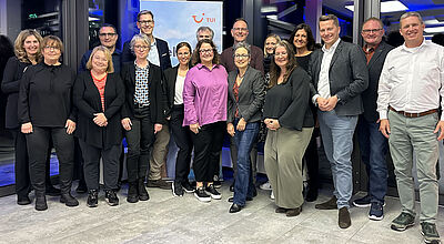 Eine Gruppe von Menschen steht zusammen