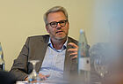 Stefan Schwarz, Geschäftsführer ADAC Schleswig-Holstein, nimmt an der Diskussion teil