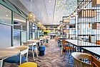 Im Bistro „Tag und Nacht“ kann man rund um die Uhr speisen, Currywurst geht immer … Foto: TUI Cruises/Ulrich Schaarschmidt