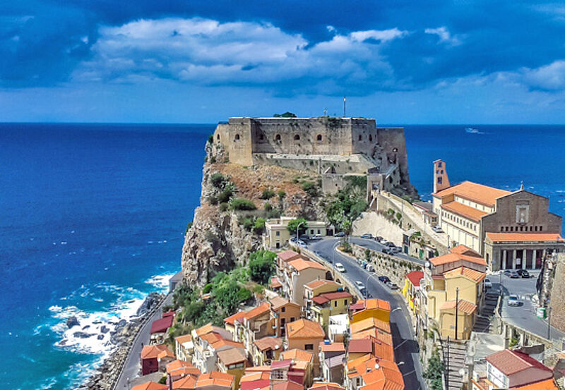 In Kalabrien, im Bild das Städtchen Tropea, eröffnet Aldiana 2018 den ersten Club in Italien.