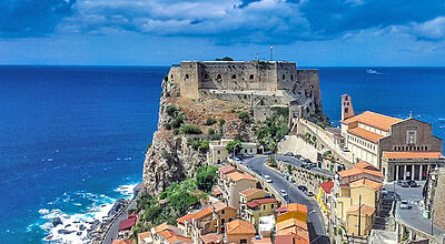 In Kalabrien, im Bild das Städtchen Tropea, eröffnet Aldiana 2018 den ersten Club in Italien. In Kalabrien, im Bild das Städtchen Tropea, eröffnet Aldiana 2018 den ersten Club in Italien.