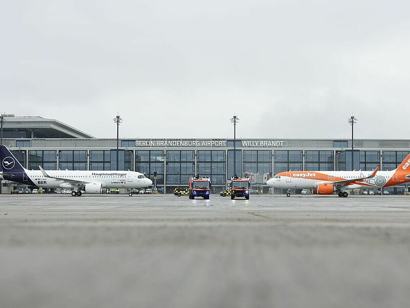 Als erste Airlines landeten Easy Jet und Lufthansa am neuen Hauptstadtflughafen. Foto: Thomas Trutschel/Photothek