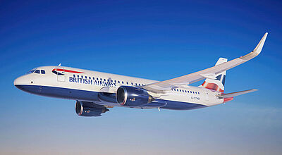 Auf der neuen Guernsey-Strecke will British Airways auch einen A320 Neo einsetzen Ein Airbus-Flugzeug vom Typ A320 Neo von British Airways in blau-weißer Lackierung fliegt vor blauem Himmel über einer Wolkendecke.