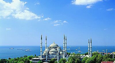 Stadt am Wasser: Blick auf die Blaue Moschee am Goldenen Horn. Foto: Gebeco