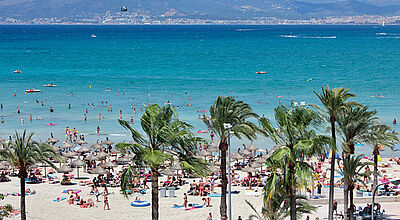 Blick durch die Straßen auf den Strand und die Bucht von Palma in Arenal. In Mallorcas wichtigstem Tourismusgebiet ist es derzeit proppenvoll. Blick durch die Straßen auf den Strand und die Bucht von Palma in Arenal. In Mallorcas wichtigstem Tourismusgebiet ist es derzeit proppenvoll.