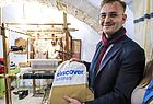 Marvin Weiß vom L’Tur Reisebüro in Pforzheim mit seinem Discover-Beutel in einer traditionellen Seidenweberei