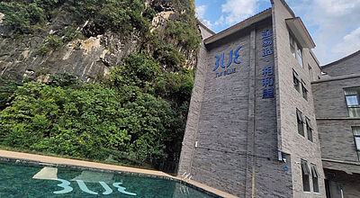 Hotel an einen Berghang gebaut im Süden Chinas
