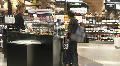 Travel-Value-Shops können günstiger sein als der Einkauf in der Innenstadt, so der ADAC