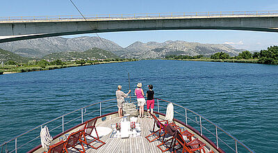 Nur Schiffe ohne Masten können die niedrige Brücke über die Neretva passieren.