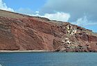 Bei der Tour sieht man auch viele Strände, hier der so genannte „red beach“, zu dem man nur zu Fuß kommt
